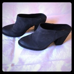 ✨✨Cute black leather Aldo mules